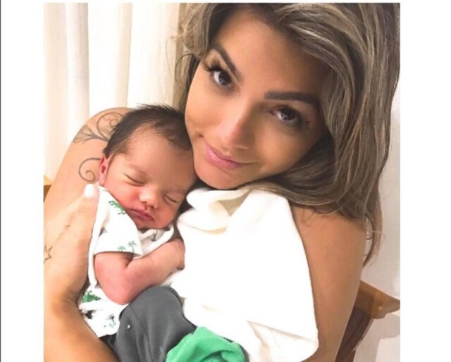 Reprodução/Instagram @oficialkellykey Kelly Key e seu filho recém-nascido, Artur.