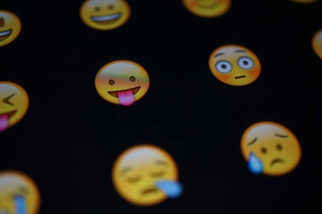 Pixabay / fill A Apple divulgou uma lista com 30 novos emojis que devem chegar ao iOS na atualização 11.1. As figuras fazem parte de uma lista de 56 novos emojis estipulados pelo Unicode Consortium — o órgão internacional que padroniza as imagens. Os novos desenhos já estão disponíveis no Android Oreo, mas a Apple trouxe a sua versão de design. Confira!
