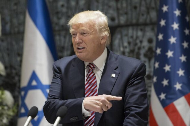 Atef Safadi/EFE Tapa, aperto de mãos, mensagem curta: viagem de Trump repercutiu na internet