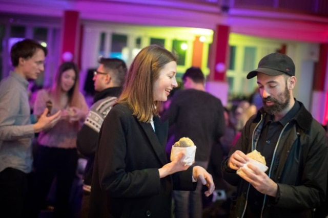 Gordon Welters|The New York Times Participantes do festival comendo bagels