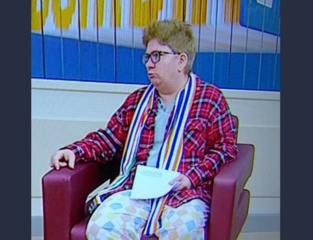 twitter.com/ThaaBoaventura Cláudia Silvano deu entrevista sobre direito do consumidor, mas o que chamou atenção mesmo foi a roupa escolhida.