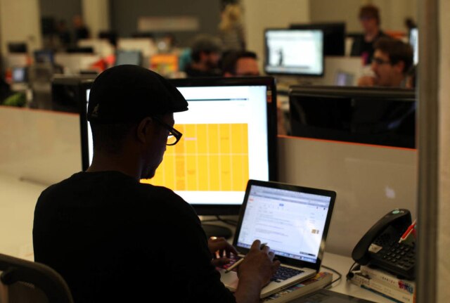 Robert Galbraith / Reuters Homem trabalha em computador; no Vale do Silício pequenas empresas estão cultuando o “whorkalholism"