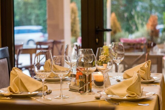 Pixabay/neshom Um homem foi preso após fazer ameaça falsa de bomba para não pagar sua conta em um restaurante