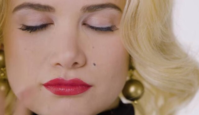 100 Years of Beauty Icons/ Allure/ Youtube Marilyn Monroe foi lembrada como o ícone de beleza dos anos 1950