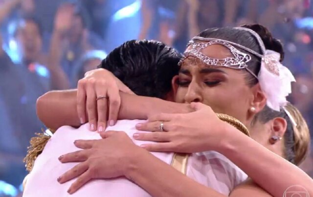 Reprodução do programa 'Domingão do Faustão/TV Globo A atriz Maria Joana foi consagrada a vencedora da edição de 2017 do 'Dança dos Famosos'