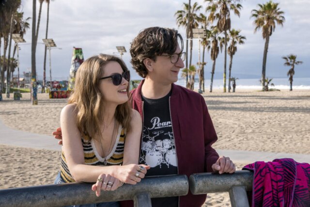 Reprodução de cena de 'Love' (2016) / Netflix Paul Rust and Gillian Jacobs em cena