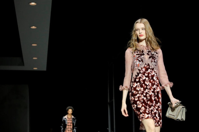 REUTERS/Andrew Kelly/File Photo Modelo apresenta uma criação da coleção de inverno 2018 da Bottega Veneta na Semana de Moda de Nova York