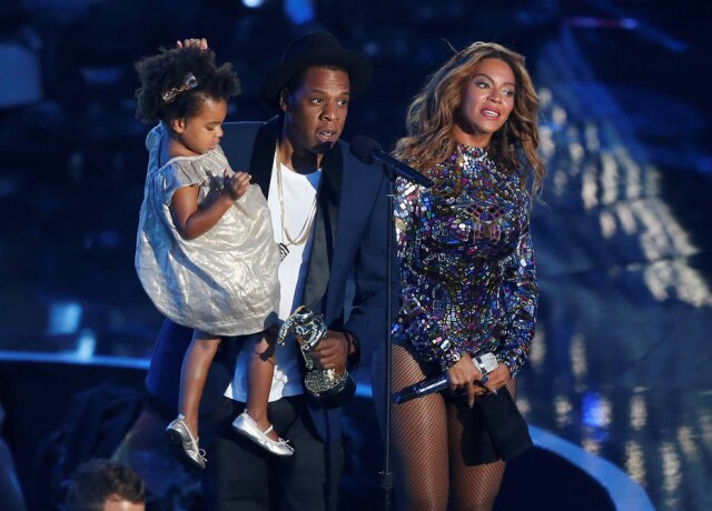 Mario Anzuoni/Reuters Cantores Jay-Z e Beyoncé com a filha, Blue Ivy