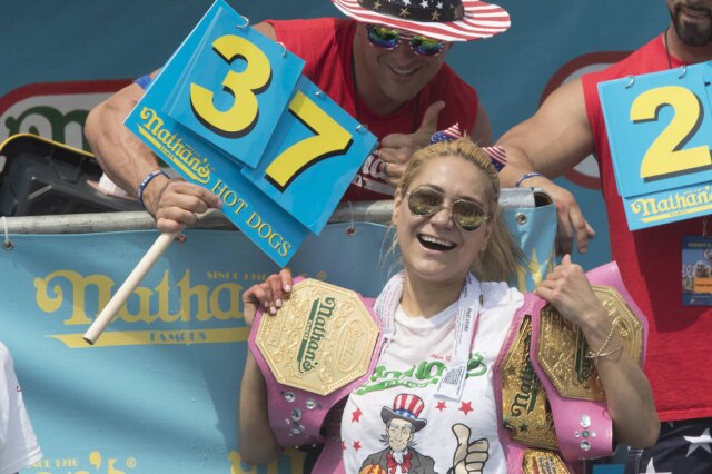 Mary Altaffer/AP Photo Miki Sudo foi a vencedora deste ano na competição feminina de quem come mais cachorros-quentes em dez minutos