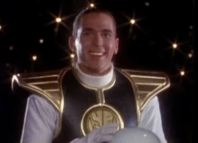 Reprodução de 'Mighty Morphin Power Rangers' (1993) / Saban Entertainment Aos 23 anos de idade, Jason deu vida ao ranger verde na primeira temporada, que posteriormente se tornaria também o ranger branco.