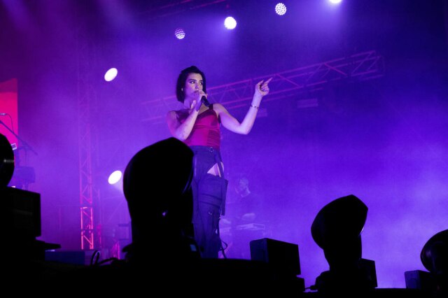 Valerie Plesch/The New York Times Dua Lipa fez show em Xangai, e fãs foram reprimidos por seguranças por levantarem bandeiras com as cores do arco-íris.