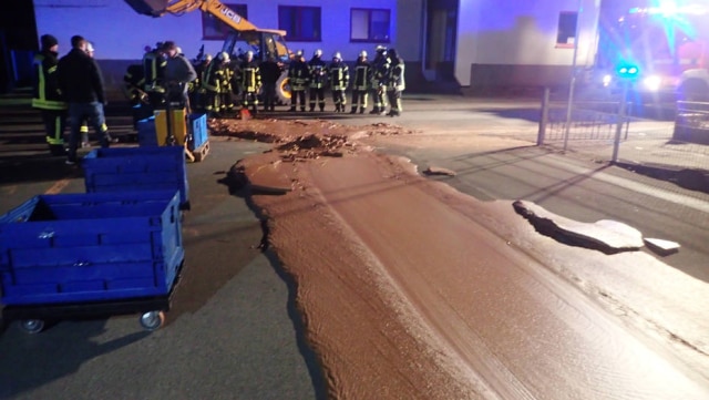 Feuerwehr Werl / Reuters Bombeiros intervieram para estancar o vazamento.