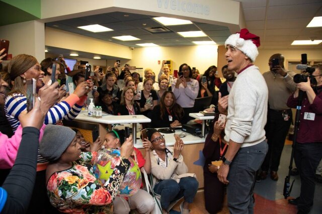 Chuck Kennedy / The Obama Foundation / EFE Barack Obama durante visita a hospital infantil em Washington.