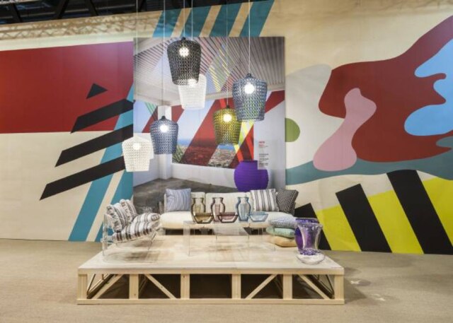 Kartell O estande Kartell no Salão do Móvel de Milão 2017 expondo pendentes de plástico, criados por Laviani, que também assina o projeto do espaço expositivo.
