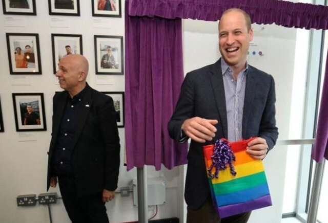 Jonathan Brady/Pool via REUTERS Príncipe William durante visita a entidade que apoia comunidade LGBTQ+ em Londres.