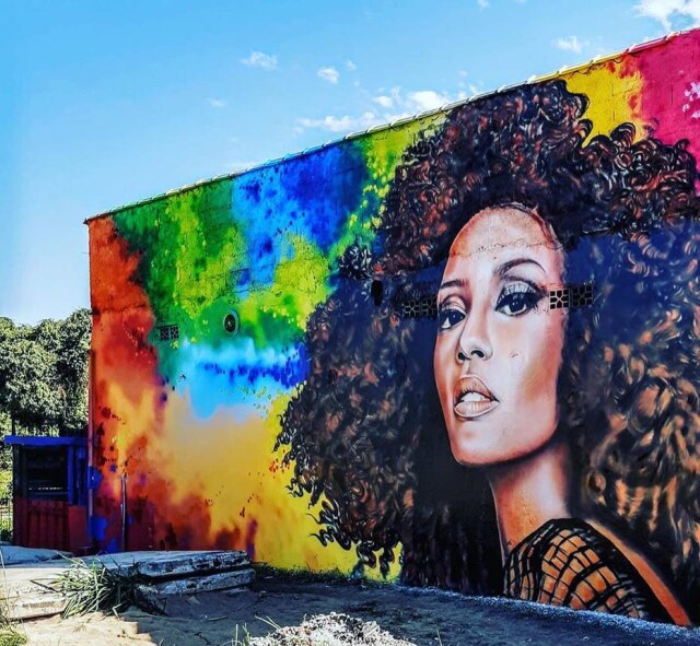 Instagram/@wiliscavalcante41 Grafiteiros homenageiam Taís Araújo em mural no Guarujá.