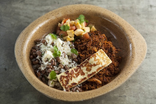 Codo Meletti/Estadão Paçoca, do Fitó. A carne de sol da casa, misturada com farinha de mandioca e manteiga de garrafa, é servida com baião de dois, banana-da-terra e queijo coalho.
