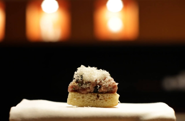 Nilton Fukuda/Estadão Para comer com as mãos. Tartar de wagyu sobre uma fatia de brioche, coberta por uma nuvem de macadâmia e wakame crocante