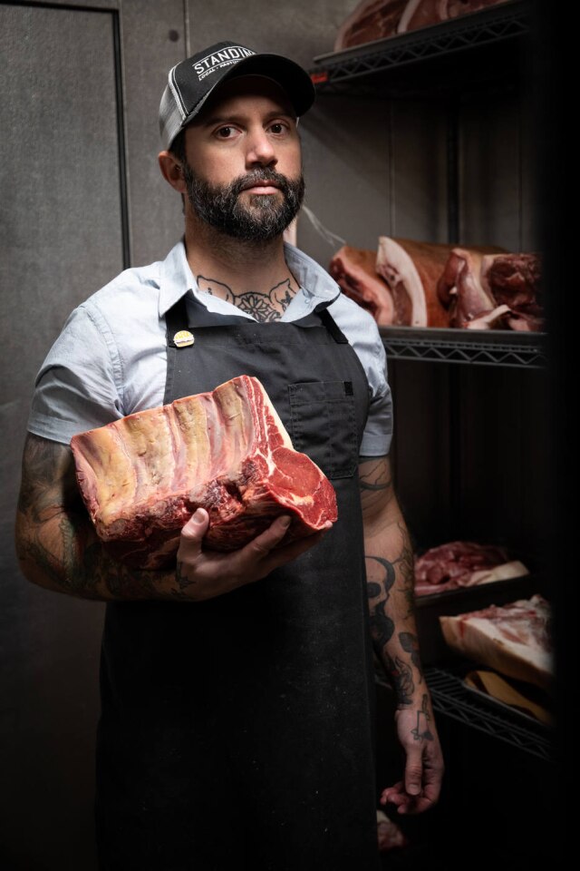 Coral Von Zumwalt/The New York Times Jered Standing, dono da Standing’s Butchery, parou de comer carne depois de trabalhar no açougue de um supermercado. "Nunca achei errado comer carne. Mas não queria dar apoio à indústria”, afirma