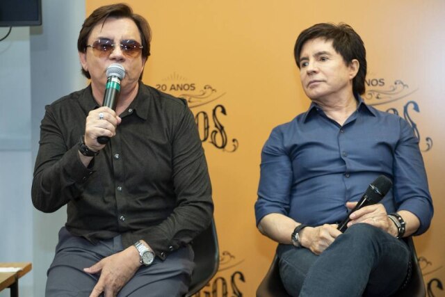 Fábio Rocha / Globo / Divulgação Chitãozinho e Xororó em coletiva do especial 'Amigos - A História Continua' em 2019, na Globo.