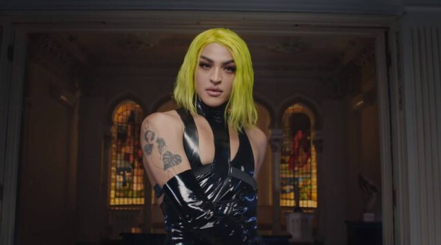 Reprodução de 'Problema Seu (Official Music Video)' / YouTube / Pabllo Vittar Pabllo Vittar no clipe da música 'Problema Seu'.
