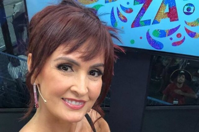Instagram / @fatimabernardes Fátima Bernardes em foto tirada durante a noite de transmissão do 2º dia de desfiles do carnaval carioca em 2020.