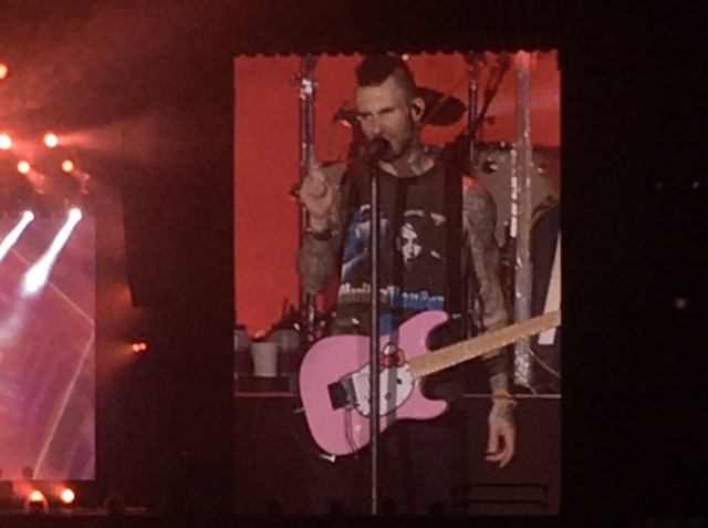 Twitter / @amessageforjack Aparição de Adam Levine com uma guitarra da Hello Kitty repercutiu nas redes sociais