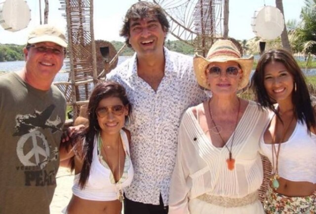 Instagram / @jpboninho Boninho com Simone e Simaria, Zeca Camargo e Ana Maria Braga nos bastidores de 'No Limite', em 2009