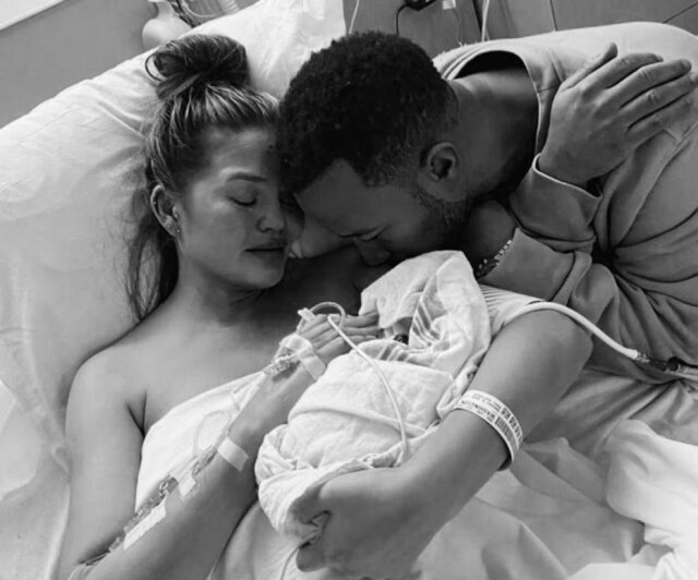 Instagram/@chrissyteigen A modelo Chrissy Teigen e o cantor John Legend seguram Jack, que não sobreviveu após o parto