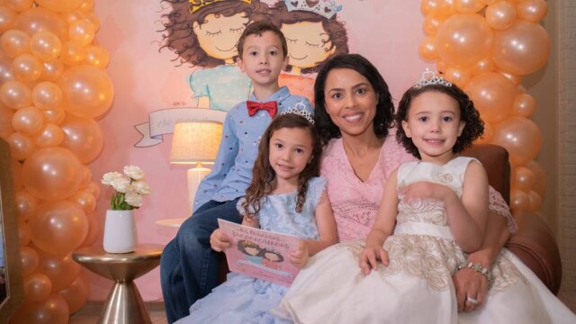 Arquivo pessoal Claudia Kalhoefer, autora de 'As Princesas Encaracoladas', e seus filhos Noah, 8, Agatha, 6, e Alice, 4.