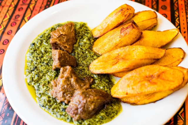 Ndolé, prato de Camarões, leva banana, carne bovina, camarão moído e pasta de amendoim e é cozido com folha de boldo
