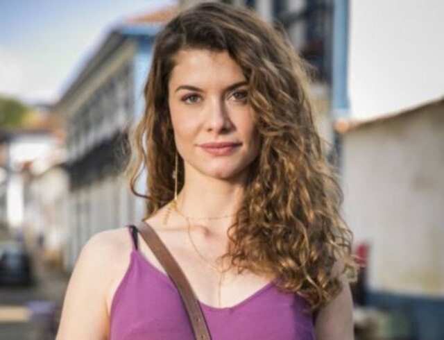 Globo/João Miguel Júnior A atriz Alinne Moraes mostra foto do filho Pedro, de 7 anos