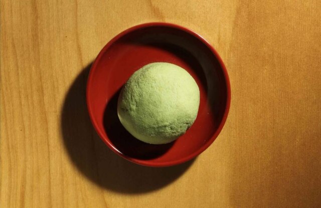 Isso não é wasai. Bolinha verde é uma mistura de mostarda em pó com corantes e aromatizantes