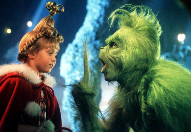 Universal Pictures O ator Jim Carrey e a atriz Taylor Momsen em cena do filme 'O Grinch' (2000). Grinch é uma criatura rabugenta que faz de tudo para acabar com o Natal dos cidadãos da cidade Quemlândia.