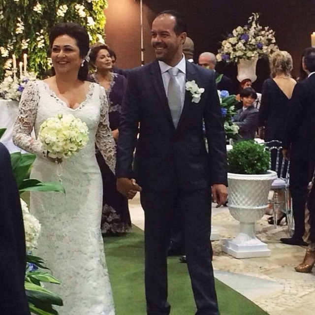 reprodução Instagram Detalhes do vestido de noiva de Kátia, que deixa a cerimônia observada por Dilma (ao fundo)