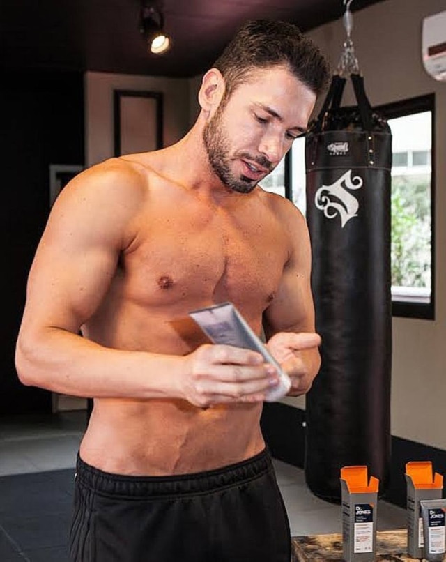 divulgação O personal trainer Rodrigo Sangion testa o Abdoburn: o produto promete reduzir a gordura abdominal