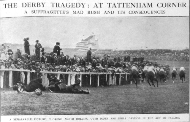 Emily Davidson é gravemente ferida pelo cavalo do rei da Inglaterra durante, o Derby de Epsom, ao tentar colocar um broche das sufragistas no animal, em 04/06/1913. A morte da jovem inflamou o movimento sufragista inglês