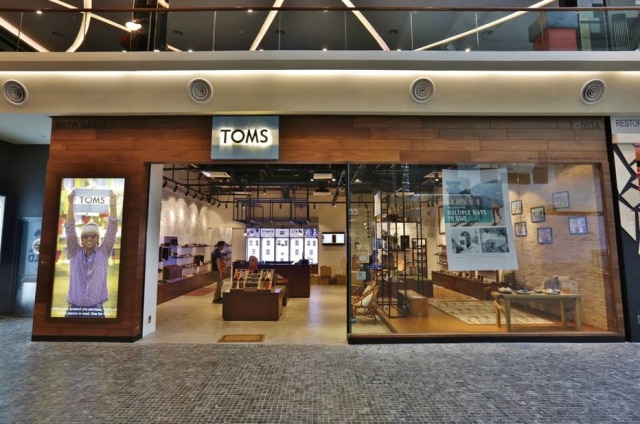Divulgação A marca americana TOMS, que chega em breve no Brasil, é conhecida por doar calçados a cada peça vendida.
