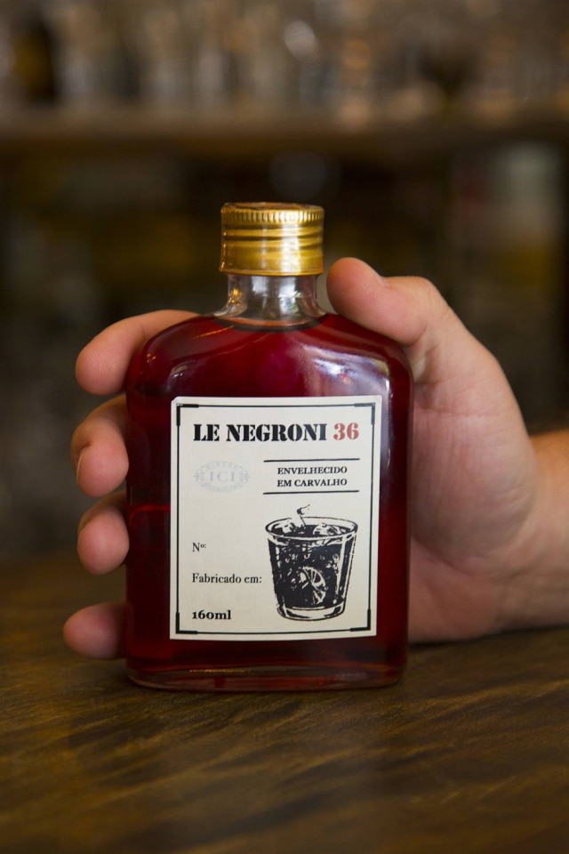 Bruno Geraldi Le Negroni 36. Uma parte de gim, uma de vermute tinto e outra de Campari, depois de 8 semanas descansando em barril de carvalho.