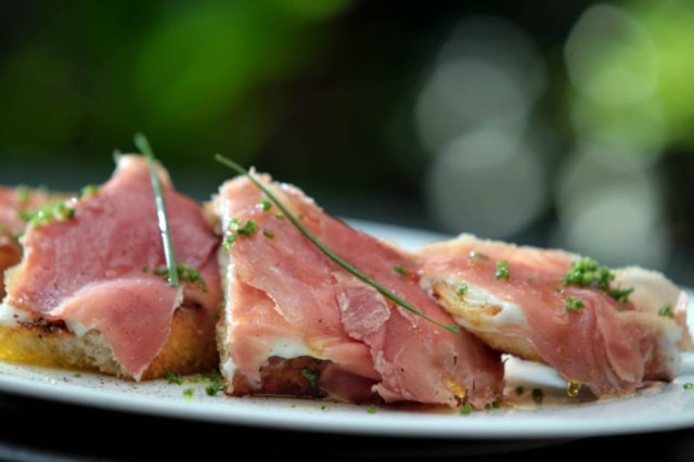 Felipe Rau|Estadão Entrada. Bom crostini de burrata com presunto