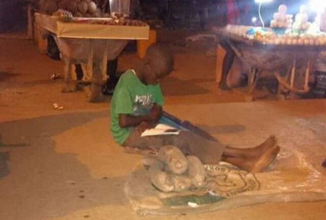 Reprodução/Facebook Menino foi fotografado lendo enquanto vendia inhame na Nigéria