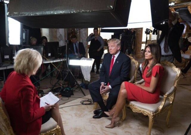 Reprodução Melania Trump usou vestido vermelho do estilista Antonio Berardi em entrevista ao canal CBS