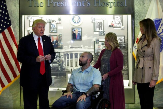 REUTERS/Yuri Gripas Donald Trump entrou a medalha a Alvaro Barrientos no Walter Reed National Military Medical Center em Bethesda, Maryland