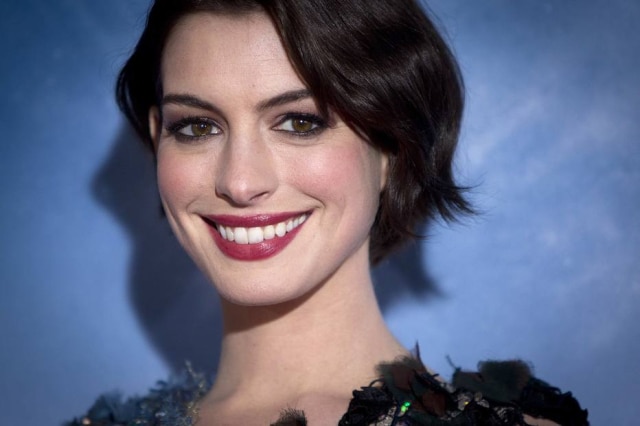 Carlo Allegri/Reuters Anne Hathaway tem um sorriso admirável que acaba deixando marcas de "bigode chinês" - o traço triangular entre o queixo e o nariz