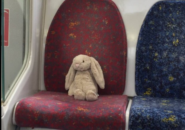 Twitter/ @ajamesparker Coelho de pelúcia caiu do carrinho da criança no metrô de Sydney, na Austrália