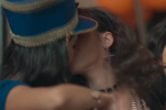 Reprodução de cena de 'Malhação'/Globo Manoela Aliperti e Talita Younan protagonizaram cena de beijo em 'Malhação'