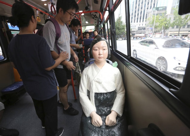 Ahn Young-joon/AP 'Mulheres conforto' foram instaladas em cinco ônibus de Seul