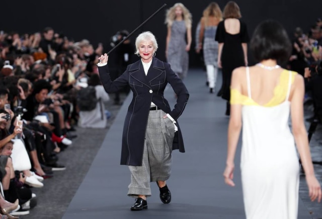 EFE/EPA/IAN LANGSDON A atriz Helen Mirren, de 72 anos, desfilou girando uma bengala