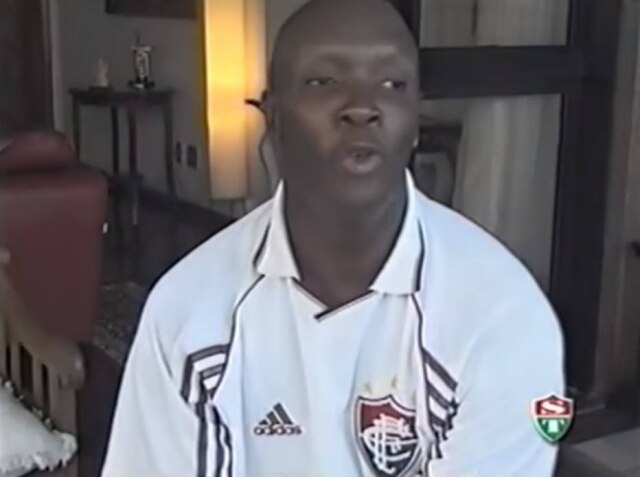 Reprodução de cena do filme 'Saudações Tricolores' Jorge Lafond vestindo a camisa do Fluminense.