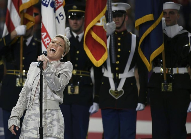 Timothy A. ClaryI/ AFP A cantora Pink!.